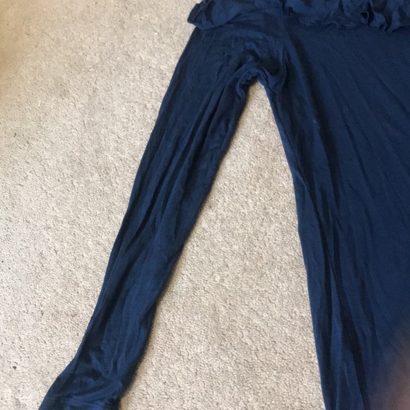 Its a really pretty shirt but as i do hijab i cant cover my chest in it - Picture 4 of 4